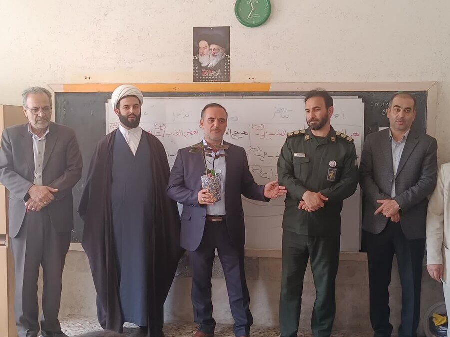معلمین دبیرستان های شهید زارع و صدرا تجلیل شدند