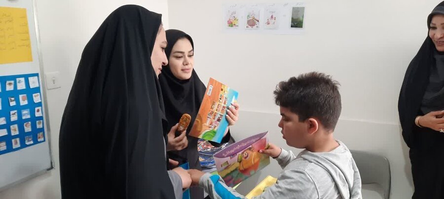 تکریم معلمان مدرسه استثنایی ابتدایی نور