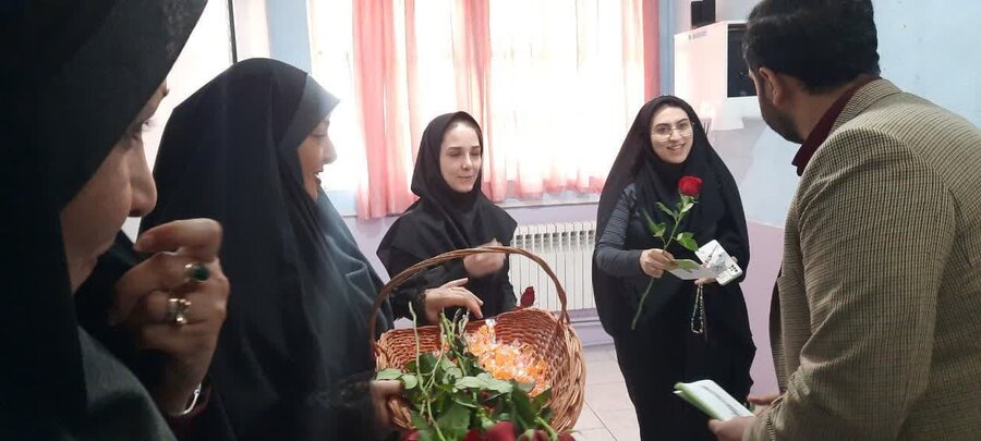 تکریم معلمان مدرسه استثنایی ابتدایی نور