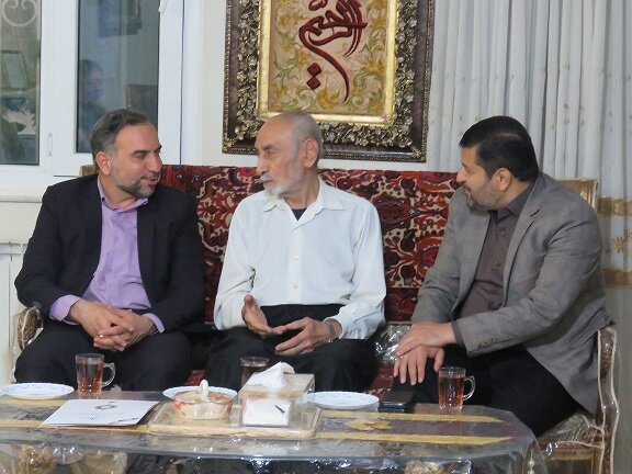 دیدار عضو شورای شهر کرج با خانواده شهید سرفراز حمید بهرامی