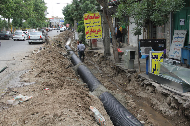 عملیات لولهگذاری و هدایت آبهای سطحی خیابان انقلاب حصارک