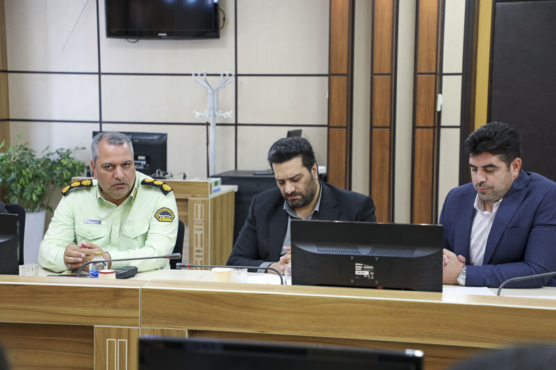 وانت بارهایی که سد معبر می کنند جمع آوری می شوند