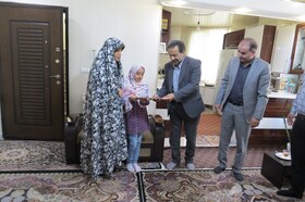 دیدار مدیر منطقه ۹ کرج با خانواده شهید مدافع حرم «رضا ایزدیار»