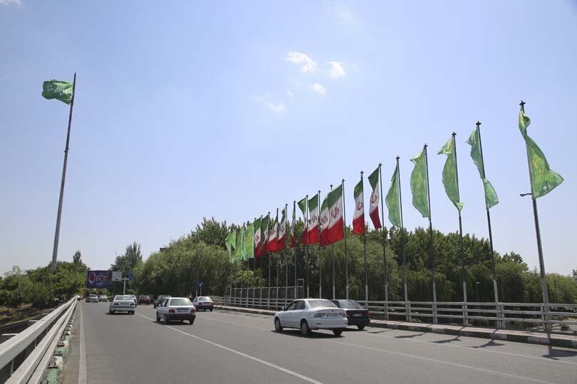 اهتزاز اَبَر پرچم‌های مزین به نام مبارک علی بن موسی‌الرضا(ع) در شهرکرج