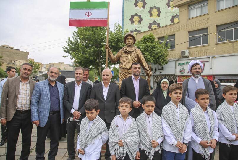 تندیس جوانترین شهید استان البرز زینت بخش محله مصباح کرج شد