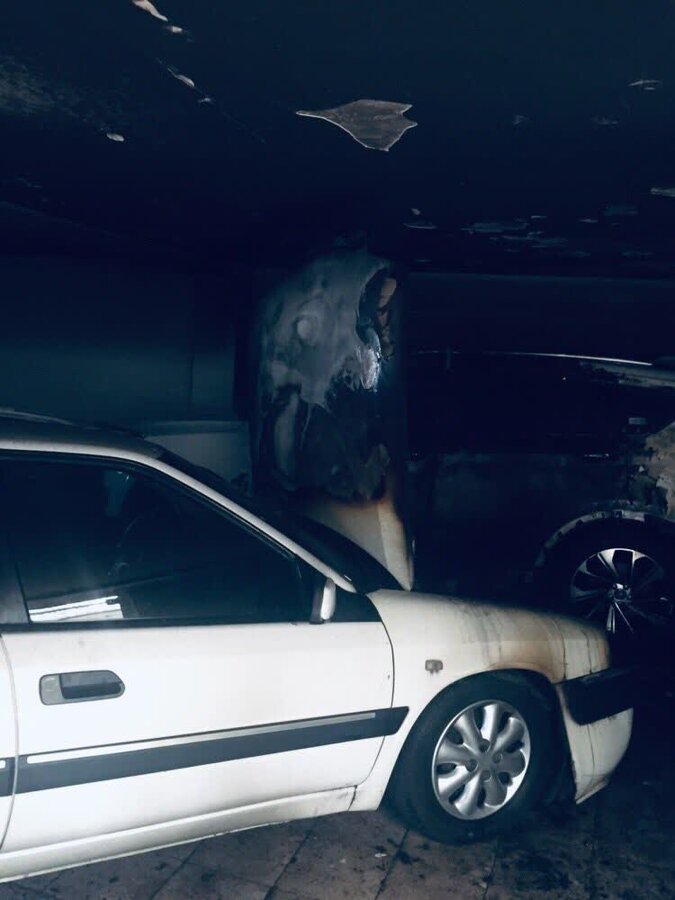 حریق خودرو در پارکینگ ساختمان مسکونی حادثه ساز شد