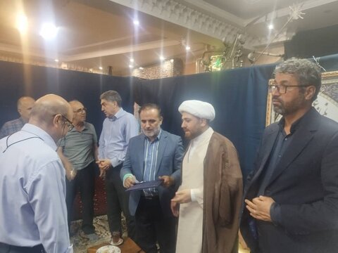 دو نفر از اعضای شورای اسلامی شهر کرج با خانواده شهید حسن برادری دیدار کردند مسجد شورا