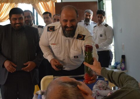 آتشنشانان کرج به دیدار سالمندان آسایشگاه فاطمیه رفتند دیدار آتش نشانان از آسایشگاه سالمندان - کراپشده