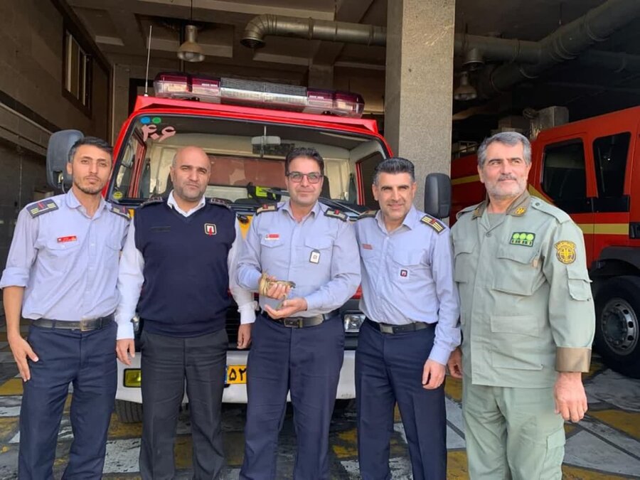 نجات پرنده کمیاب به دست آتشنشانان کرجی