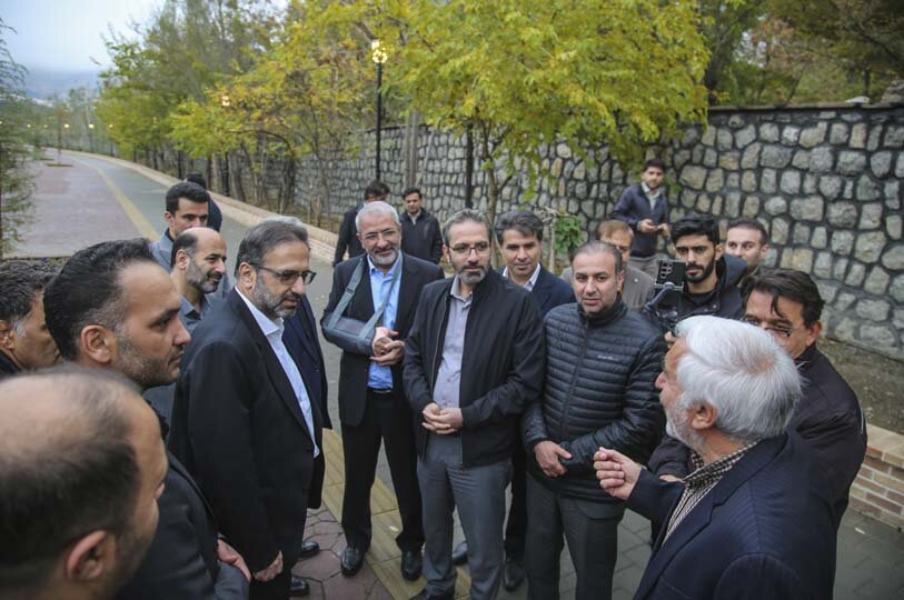 نگهداری درختان حاشیه رودخانه کرج با مراقبتهای بالینی انجام شده است