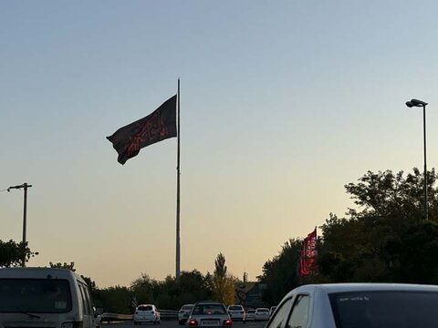 اَبَرپرچم عزای فاطمی در شهر کرج به اهتزاز درآمد فضاسازی ایام فاطمیه