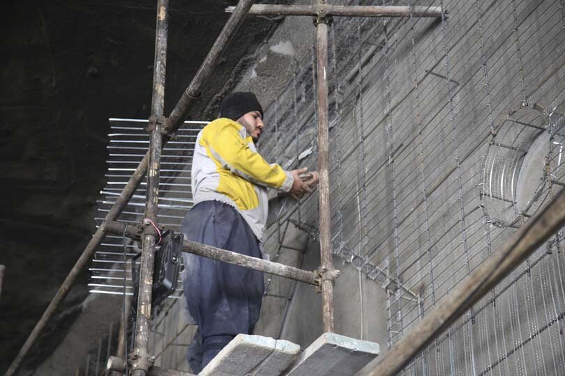 زیباسازی زیرگذر محمد شهر با نقشبرجستۀ رنگی در حال اجراست