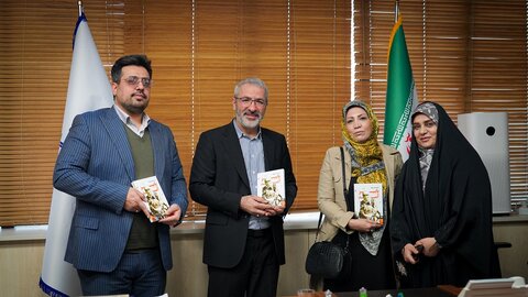 شهردار کرج از نویسنده کتاب پاییز آمد تجلیل کرد دیدار شهردار با نویسنده کتاب پاییز امد