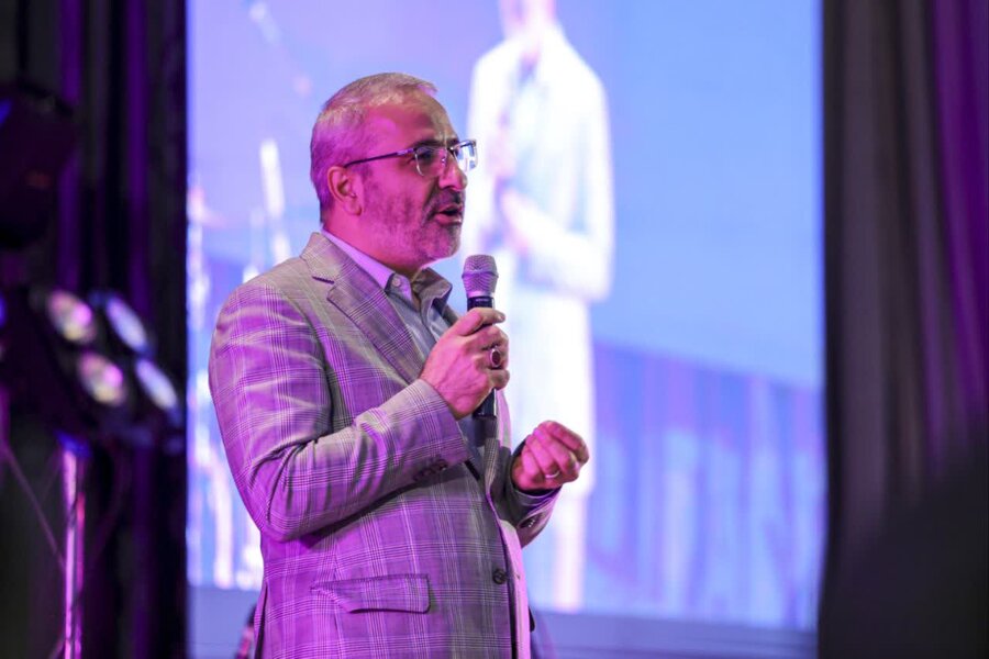 جشنی برای آنان که شهر را جَلا میدهند/اجرای ستارهها برای ستارههای بینام و نشان