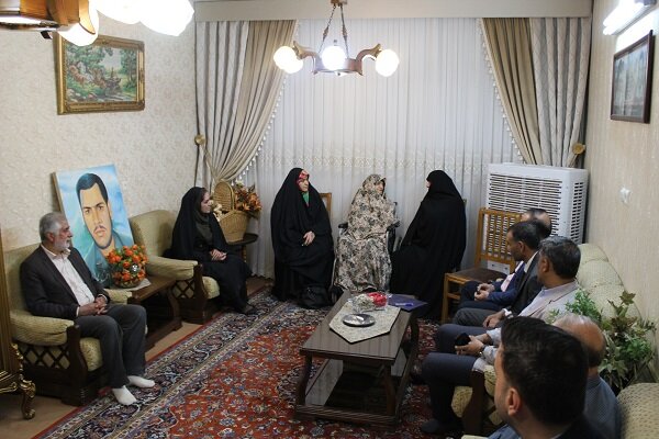 اعضای شورای شهر کرج با خانواده شهید کمالوند دیدار کردند