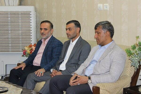 اعضای شورای شهر کرج با خانواده شهید کمالوند دیدار کردند