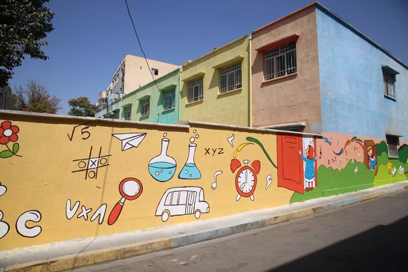 کرج با زیباسازی دیوارهای مدارس به استقبال ماه مهر میرود