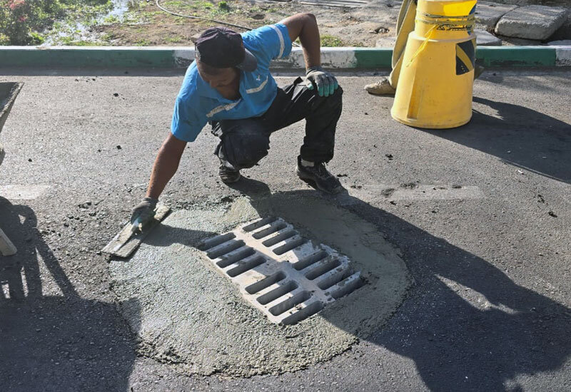 اجرای عملیات همسطح سازی دریچه های سطح شهر کرج