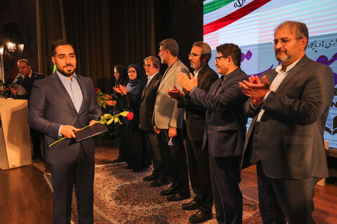 تقدیر از مدیرکل ارتباطات و امور بین‌الملل شهرداری کرج
در هشتمین جشنواره مطبوعات و رسانه استان البرز