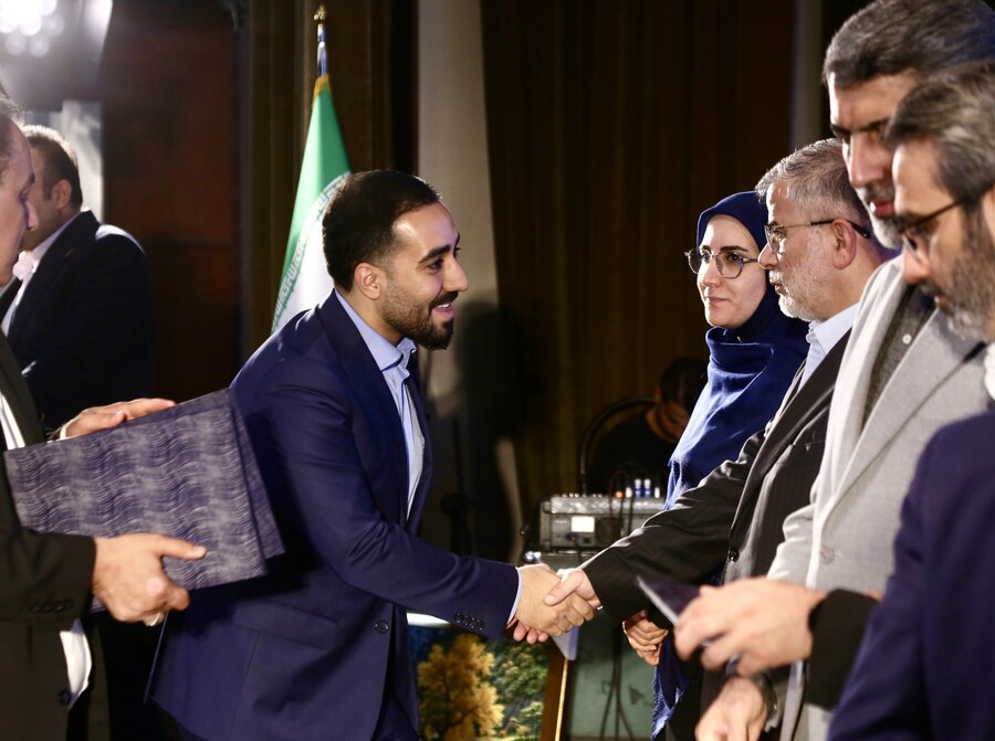 تقدیر از مدیرکل ارتباطات و امور بین‌الملل شهرداری کرج در هشتمین جشنواره مطبوعات و رسانه البرز