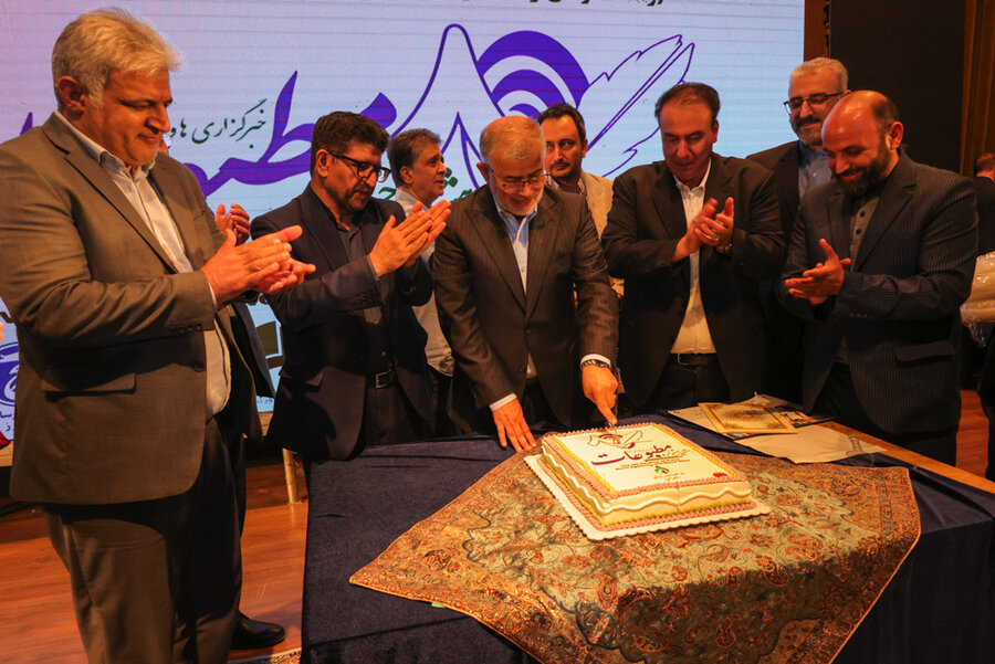 تقدیر از مدیرکل ارتباطات و امور بینالملل شهرداری کرج در هشتمین جشنواره مطبوعات و رسانه البرز