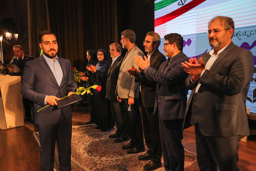 تقدیر از مدیرکل ارتباطات و امور بینالملل شهرداری کرج در هشتمین جشنواره مطبوعات و رسانه البرز