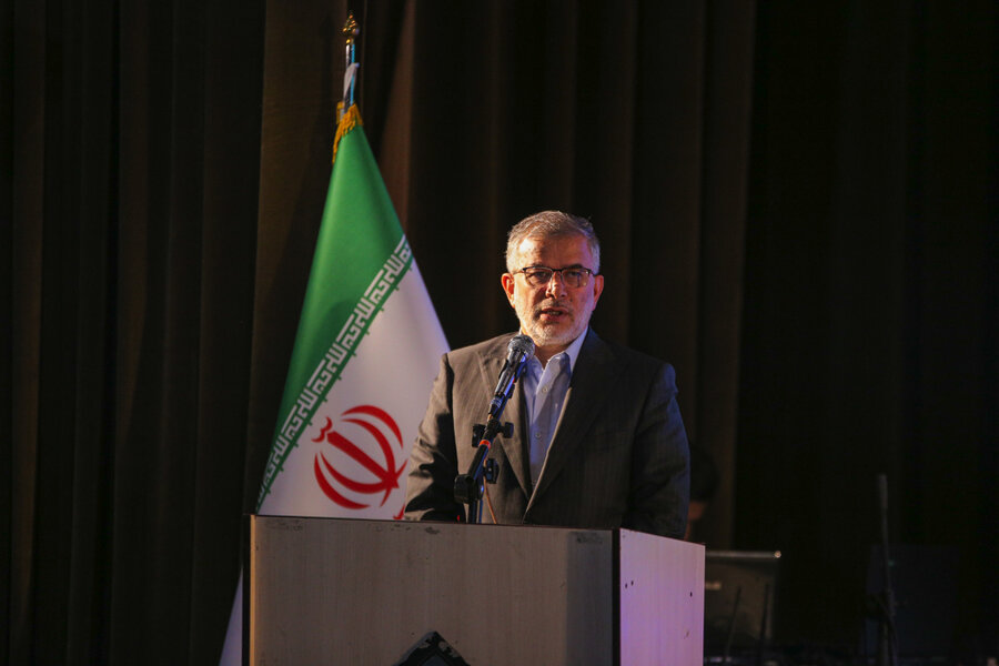 تقدیر از مدیرکل ارتباطات و امور بینالملل شهرداری کرج در هشتمین جشنواره مطبوعات و رسانه البرز