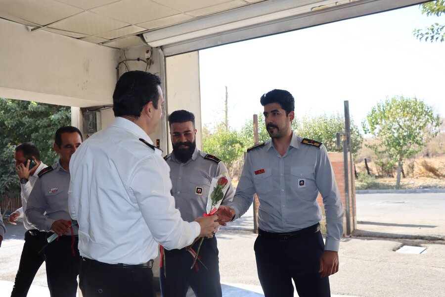رئیس کمیسیون سلامت، محیط زیست و خدمات شهری با آتش‌نشانان دیدار کرد