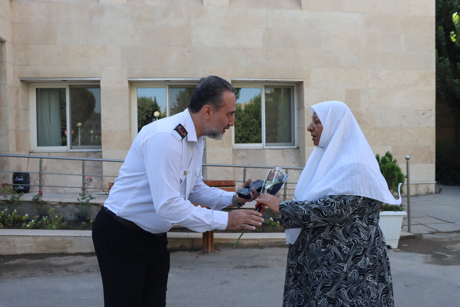 آتشنشانان کرجی به ملاقات سالمندان کهریزک رفتند