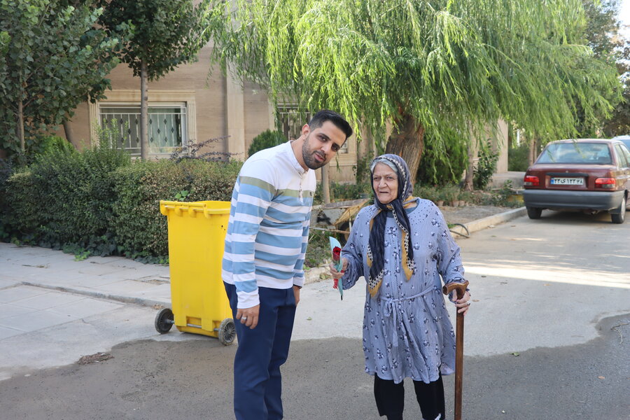 آتشنشانان کرجی به ملاقات سالمندان کهریزک رفتند