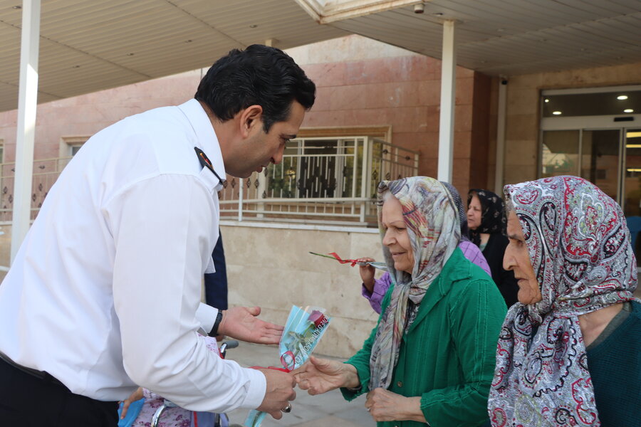 آتشنشانان کرجی به ملاقات سالمندان کهریزک رفتند