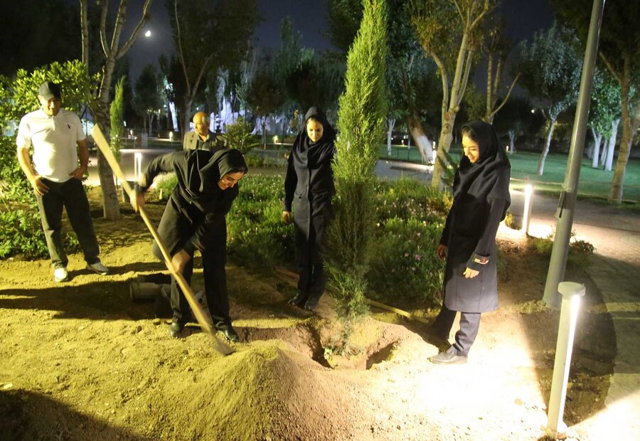 آتشنشانان کرجی در پارک ملی ایران کوچک سرو ایثار کاشتند