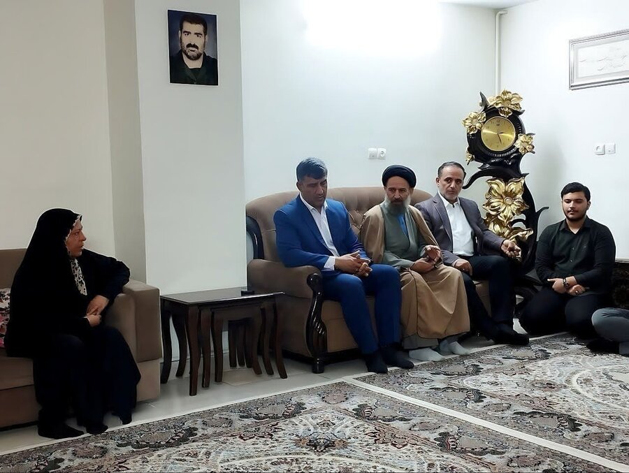 خانواده معظم شهدا آبروی محلات و شهر هستند