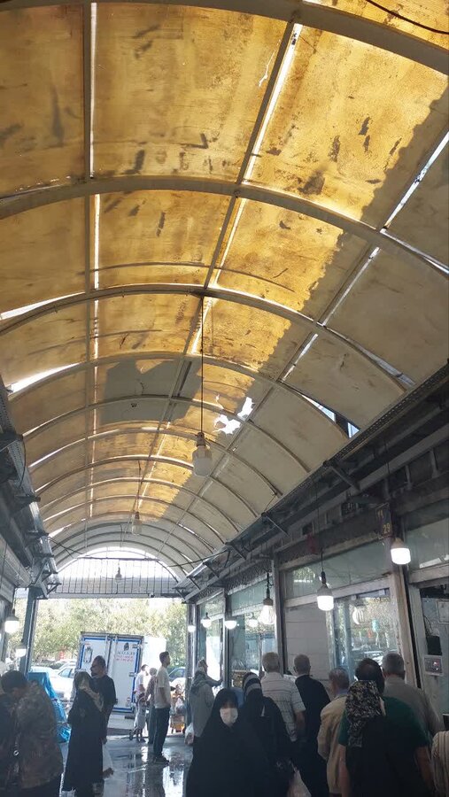 مرمت سقف معبر بازار روز شاهین ویلا در دست اجراست