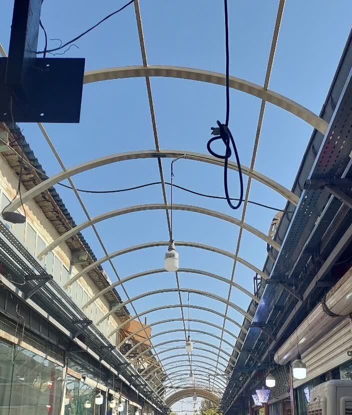 مرمت سقف معبر بازار روز شاهین ویلا در دست اجراست