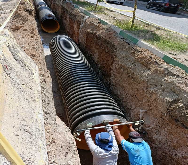 تداوم عملیات اجرایی پروژه جمع‌آوری آب‌های سطحی در خیابان شبنم ۷