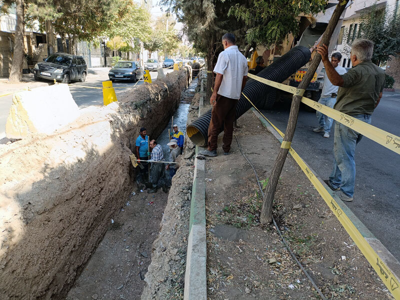 تداوم عملیات اجرایی پروژه جمع‌آوری آب‌های سطحی در خیابان شبنم ۷