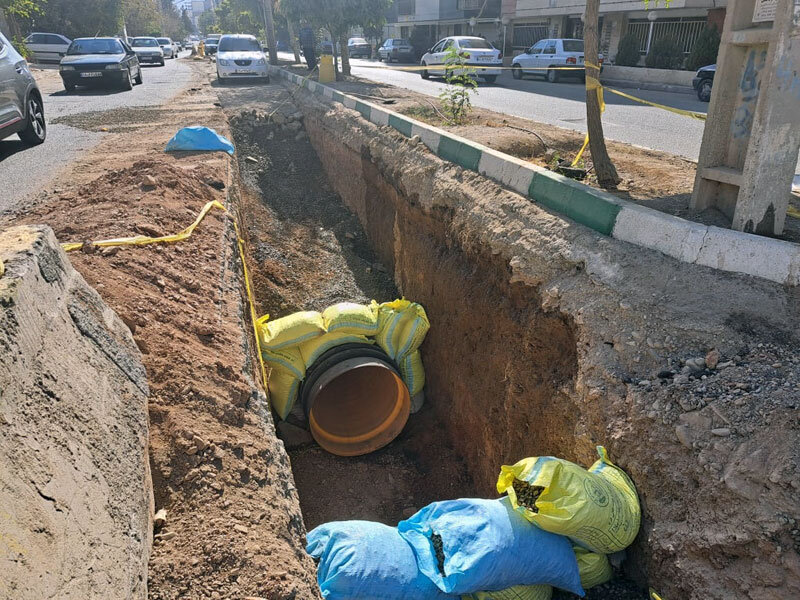 تداوم عملیات اجرایی پروژه جمع‌آوری آب‌های سطحی در خیابان شبنم ۷