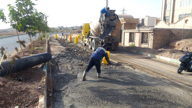 تداوم عملیات اجرایی پروژه جمع‌آوری آب‌های سطحی در خیابان شبنم ۷