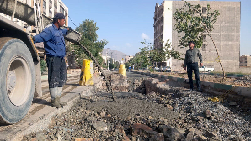 تداوم عملیات اجرایی پروژه جمع‌آوری آب‌های سطحی در خیابان شبنم ۷