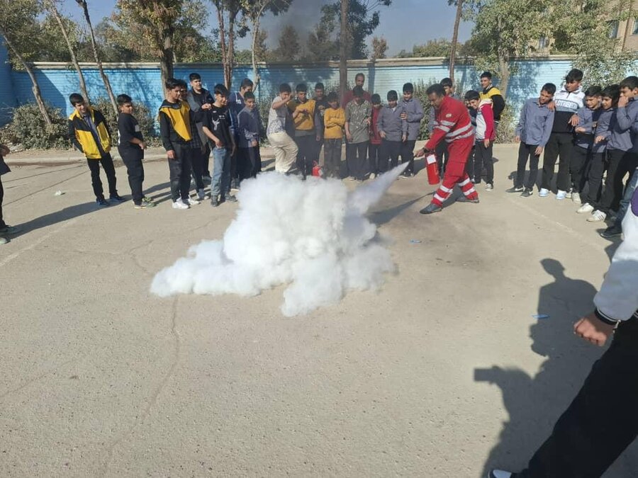 دانش‌آموزان ۲۲ مدرسه راه‌های مقابله با آتش را فرا گرفتند