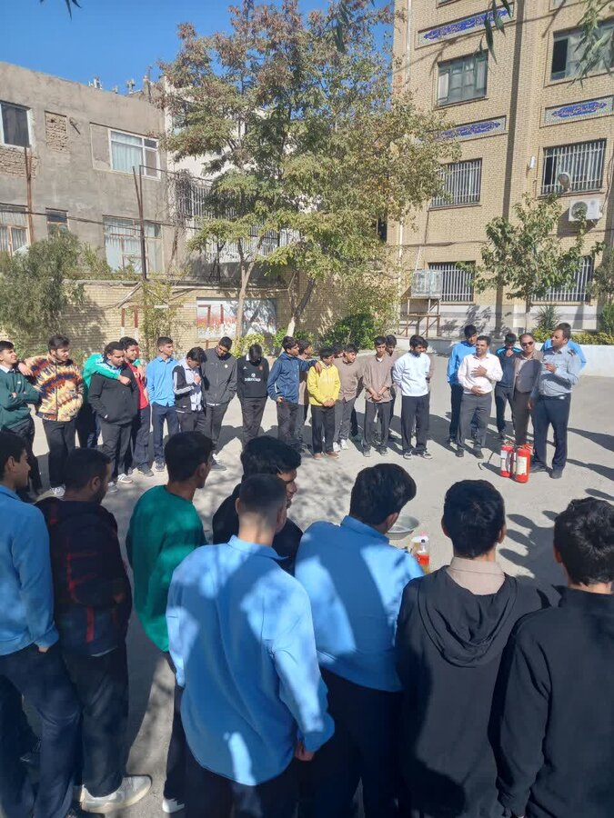 دانش‌آموزان ۲۲ مدرسه راه‌های مقابله با آتش را فرا گرفتند