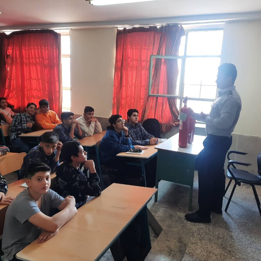 دانش‌آموزان ۲۲ مدرسه راه‌های مقابله با آتش را فرا گرفتند