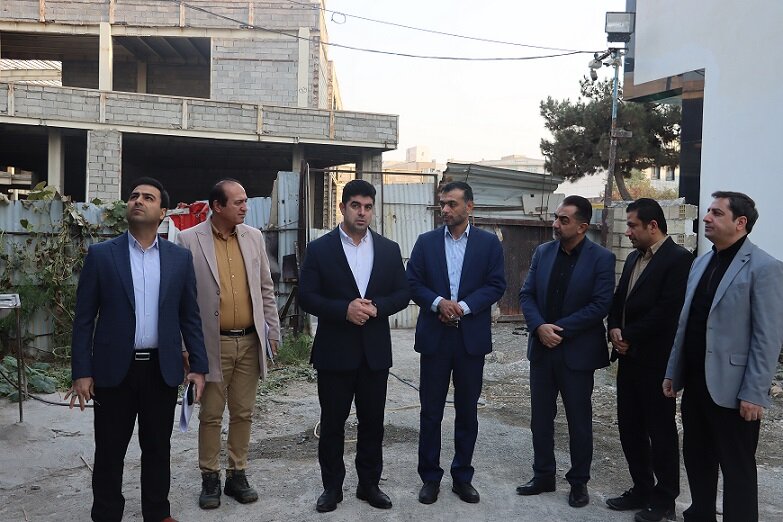 عضو شورای شهر کرج از پروژه مهرویلا بازدید کرد