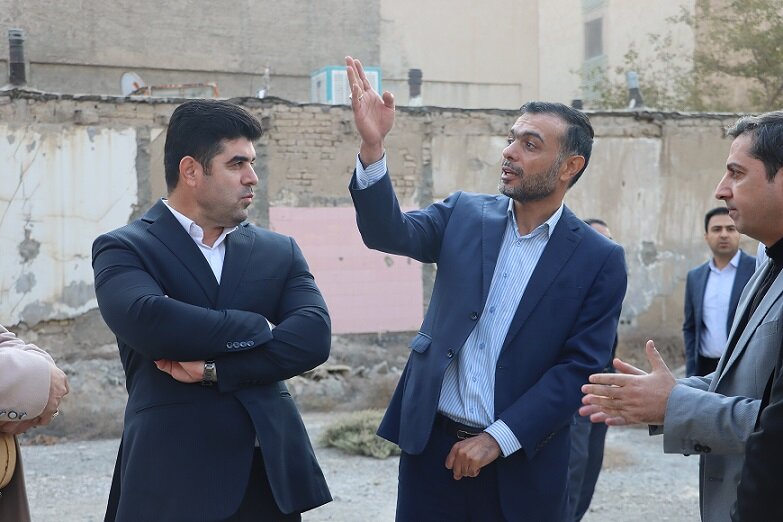 عضو شورای شهر کرج از پروژه مهرویلا بازدید کرد