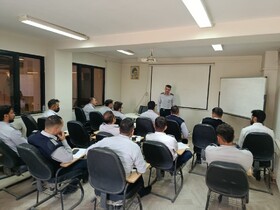 آتش‌نشانان تازه‌وارد کرجی برای مقابله با آتش آماده شدند