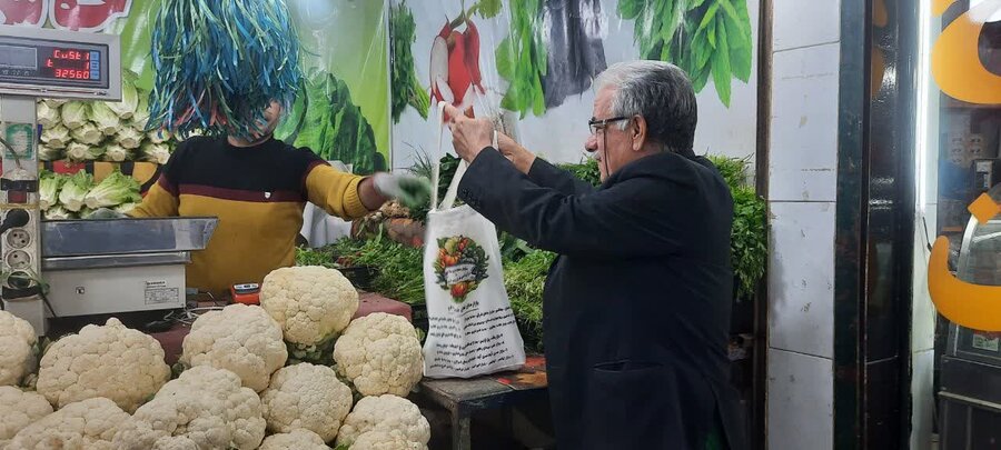 توزیع کیسههای نخی در بازار حسنآباد/حذف تدریجی کیسههای پلاستیکی