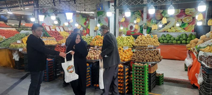 توزیع کیسههای نخی در بازار حسنآباد/حذف تدریجی کیسههای پلاستیکی