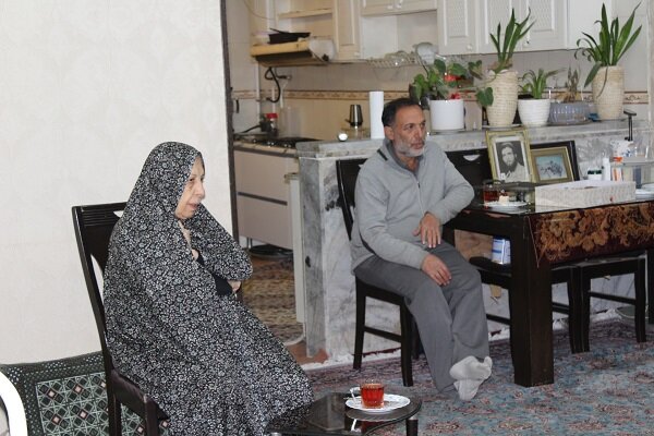 دیدار با خانواده شهیدان موسوی و برپایی میزخدمت در منطقه ۷ شهرداری کرج