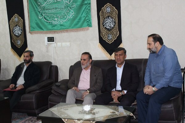 دیدار با خانواده شهیدان موسوی و برپایی میزخدمت در منطقه ۷ شهرداری کرج